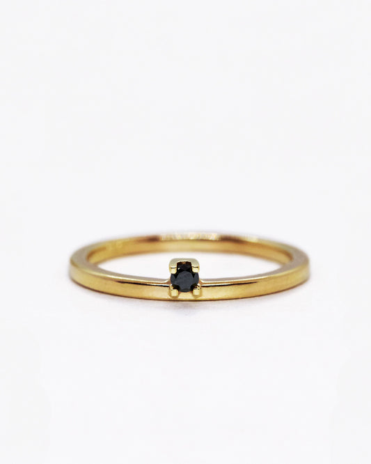 18k fairmined ring met klein zwart diamantje