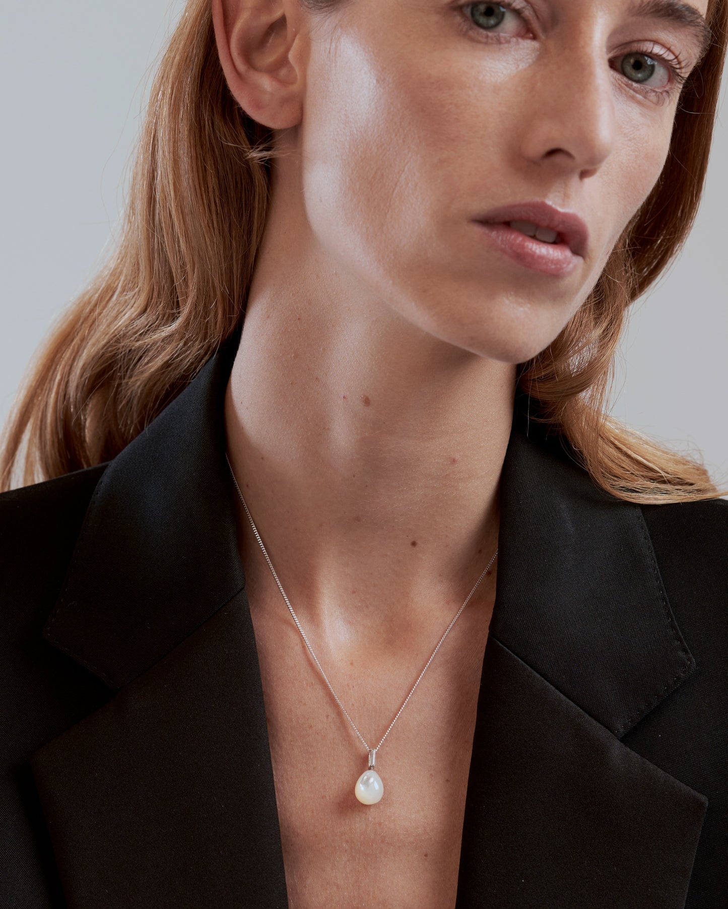 Silver LUGA necklace with mother of pearl