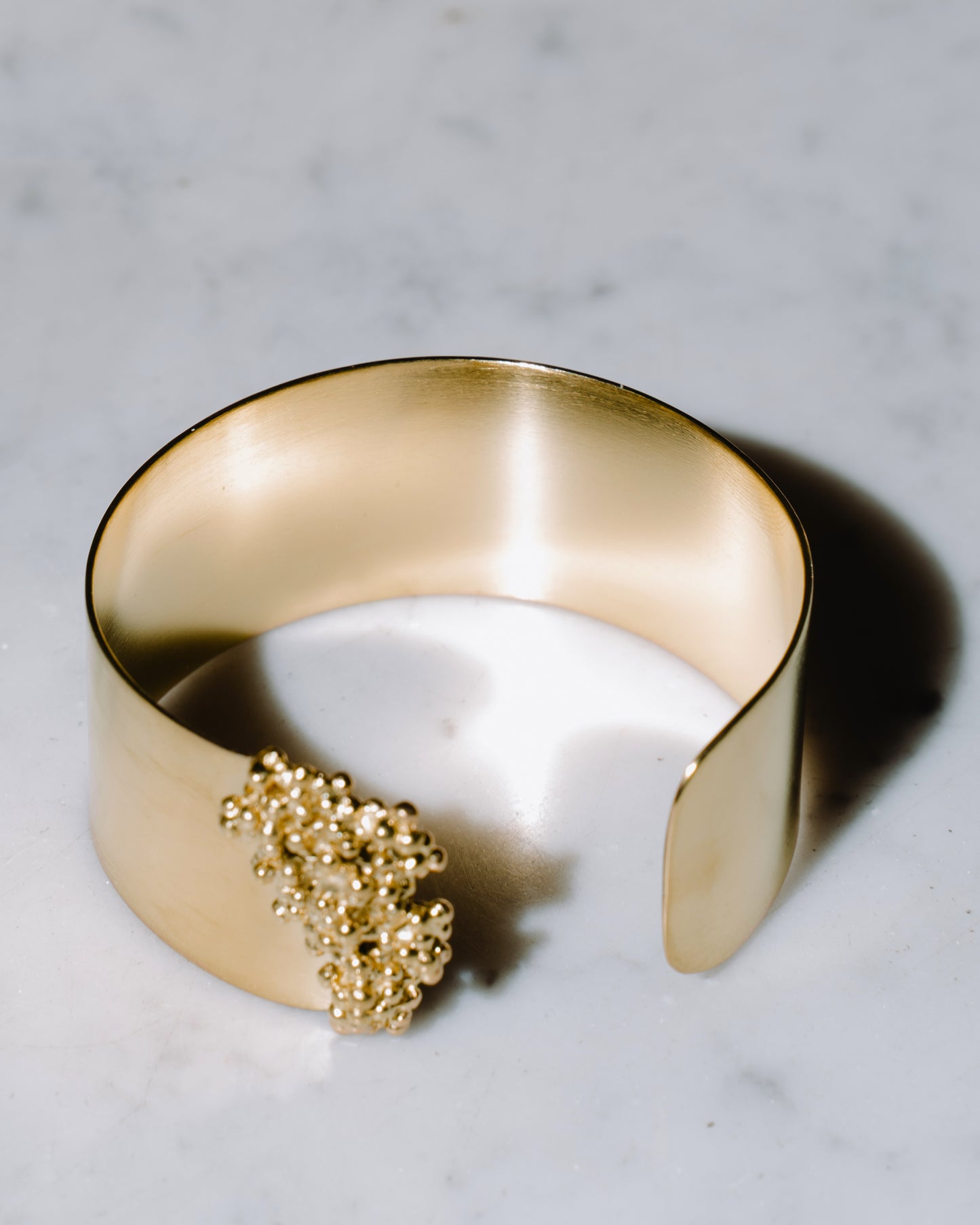 Vergulde statement armcuff Kaviar