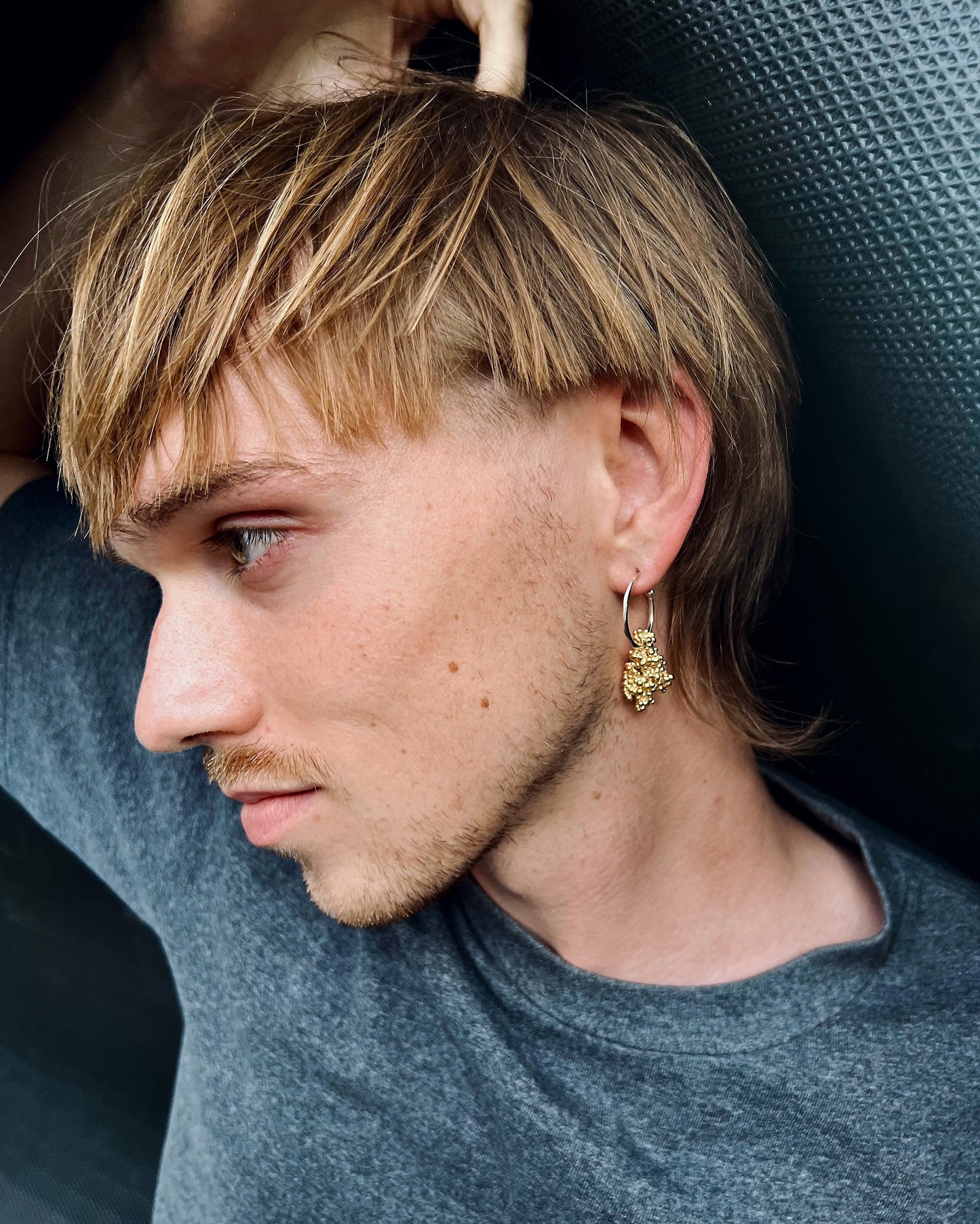 Mixed colour Single statement Kaviar oorring
