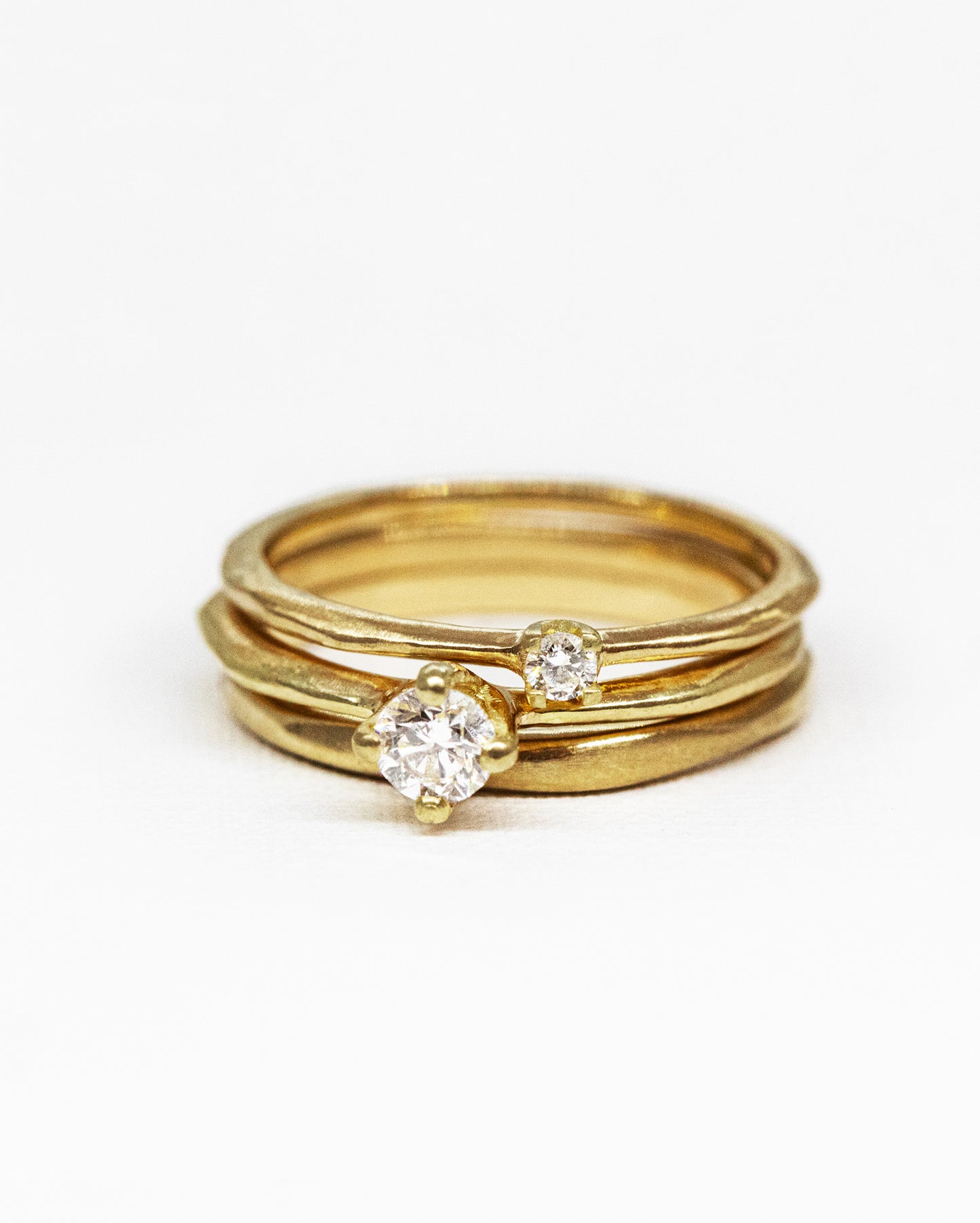 18K Fairmined gouden Kaviar Trio ring met witte diamanten