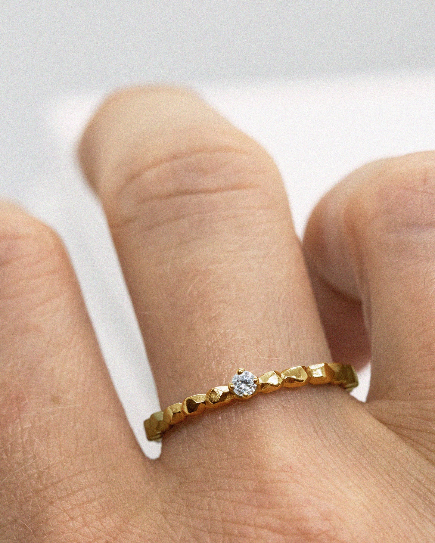 18k fairmined gouden Refined ring met klein wit diamantje