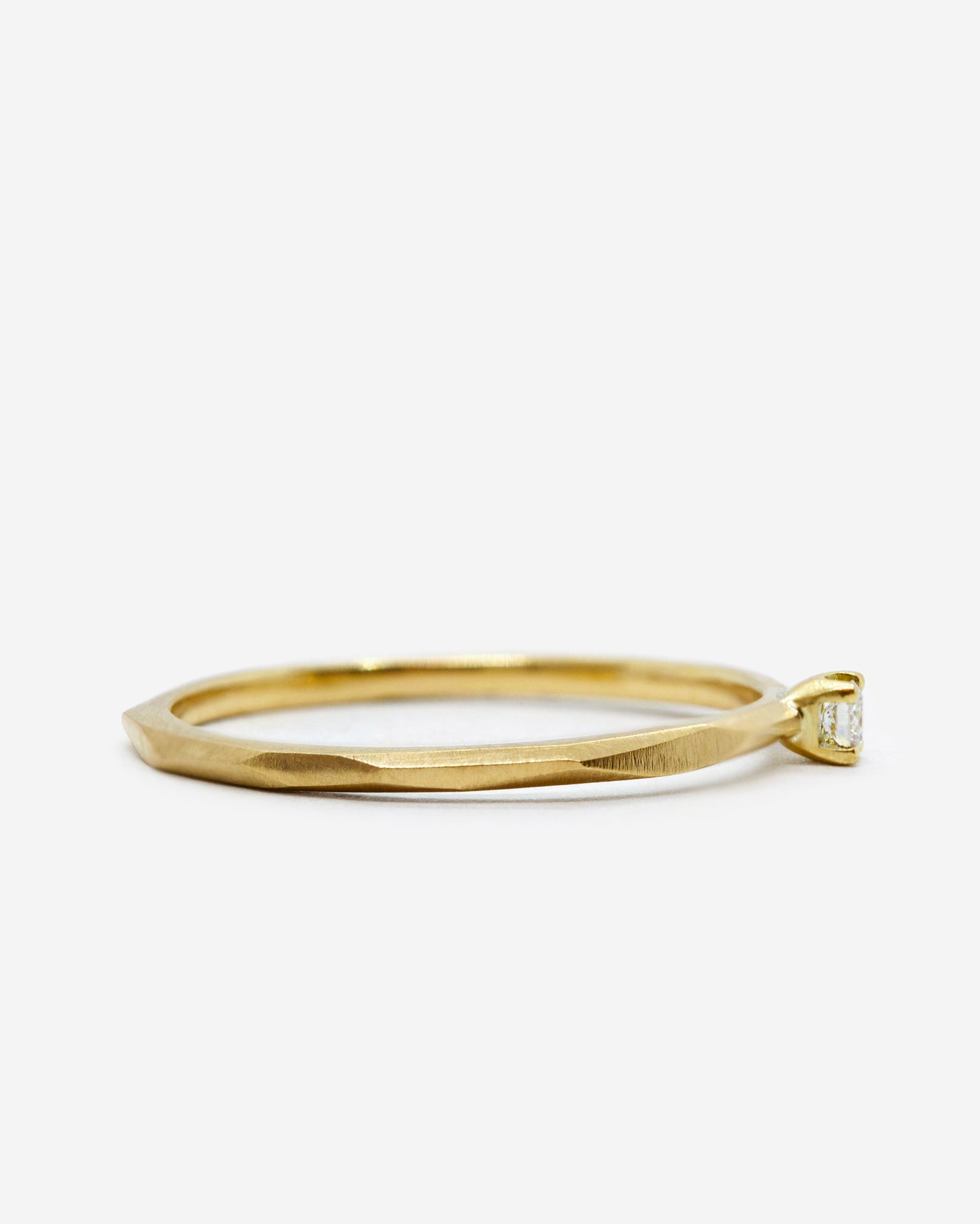 18k fairmined gouden fijne Rock ring met klein wit diamantje