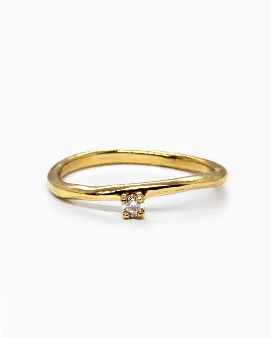 18k fairmined gouden wave ring met klein wit diamantje