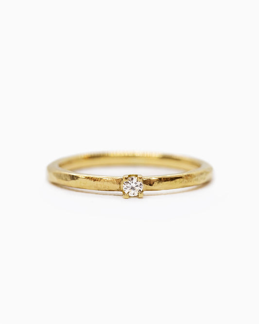 18K Fairmined gouden structuur ring met kleine diamant