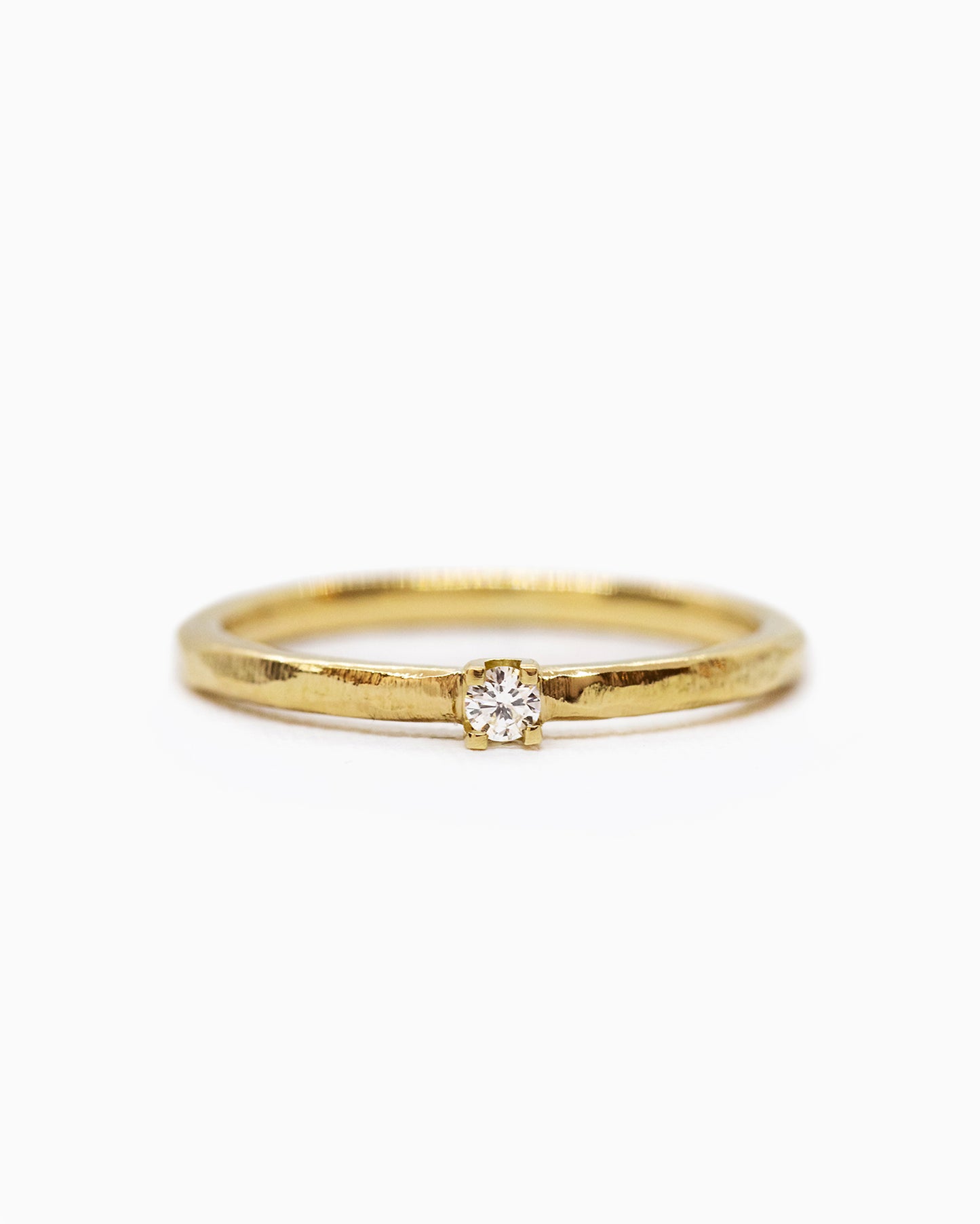 18k fairmined gouden structuur ring met kleine diamant