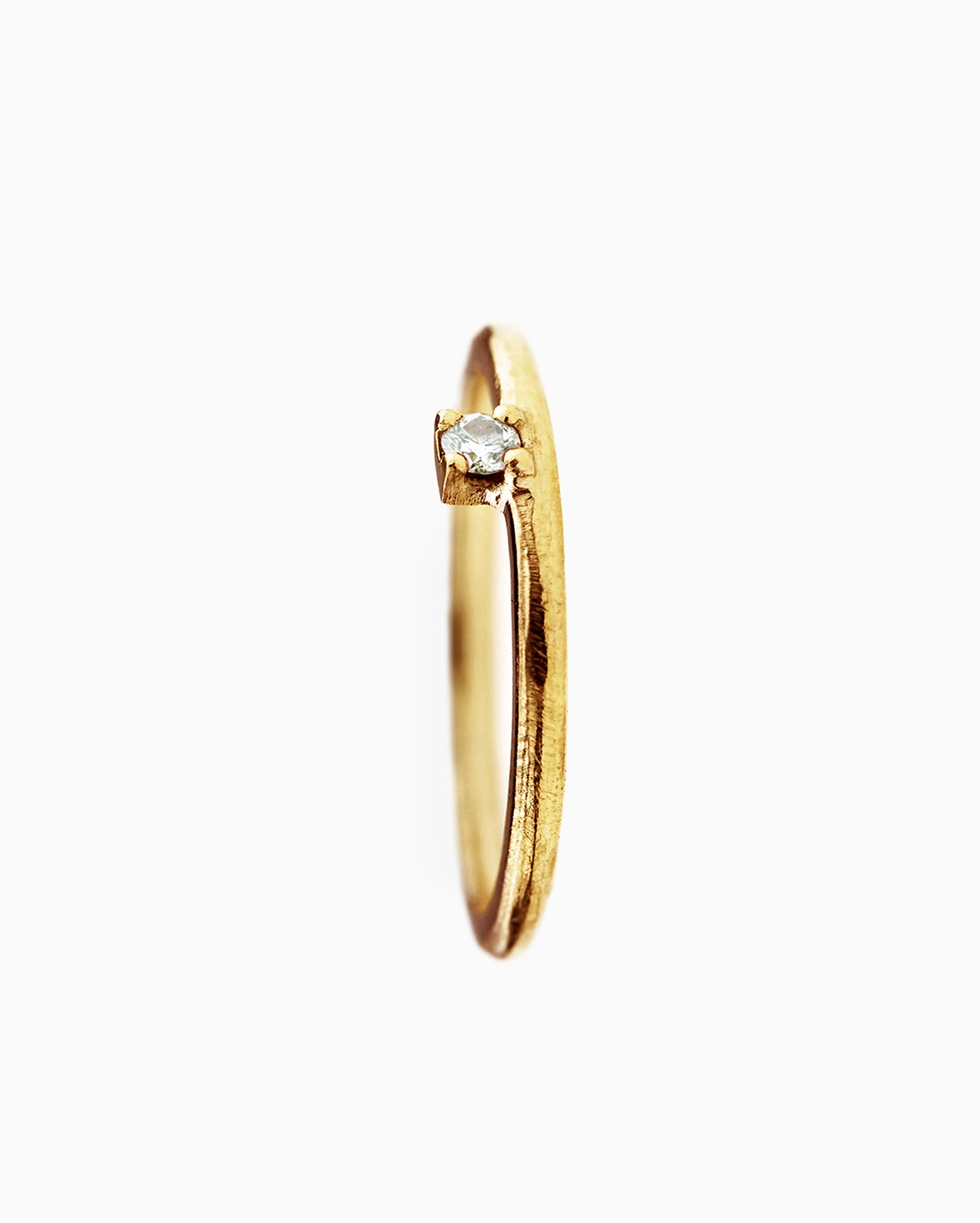 18k fijne fairmined gouden ring met klein wit diamantje