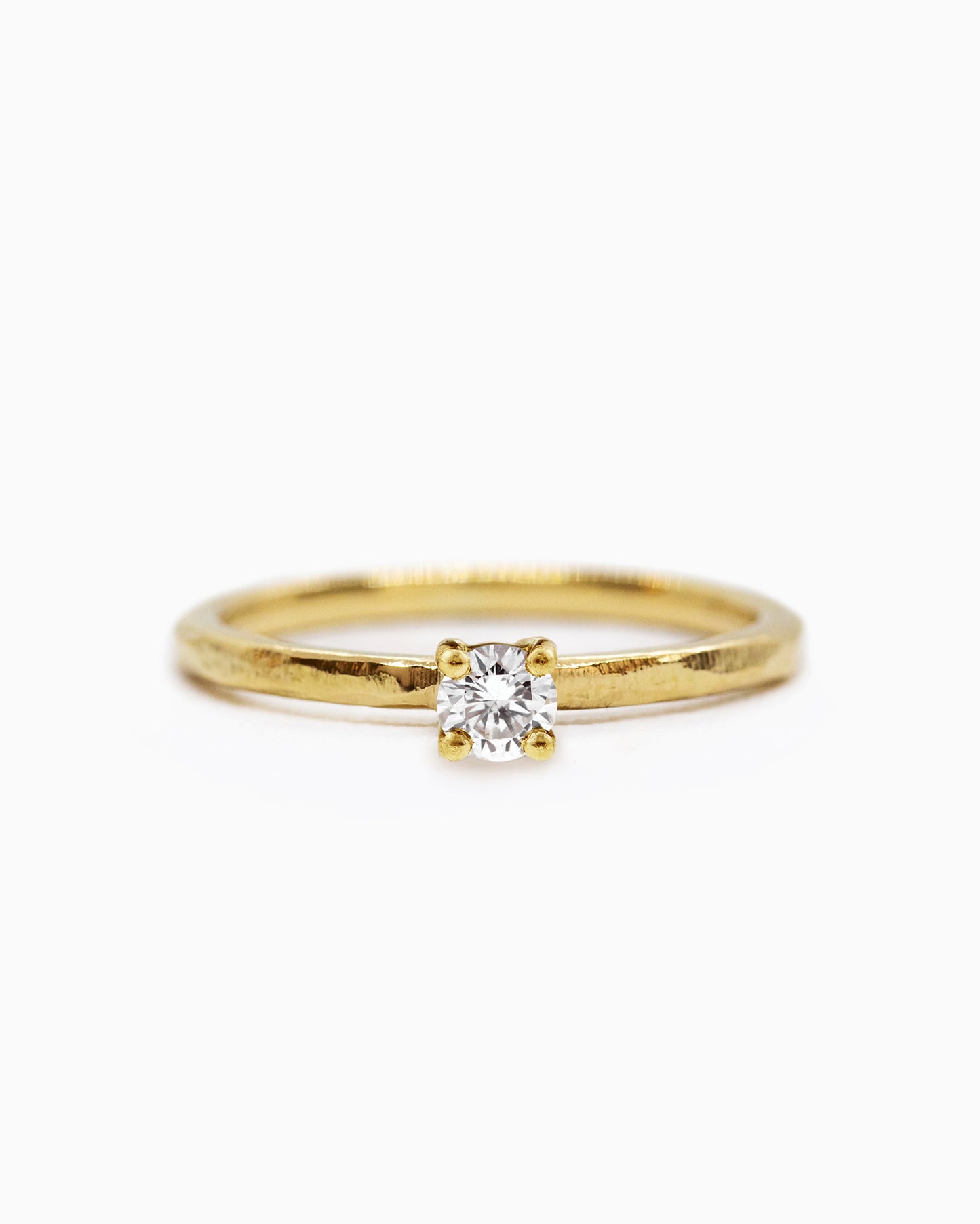 18k fairmined gouden structuur ring met witte diamant
