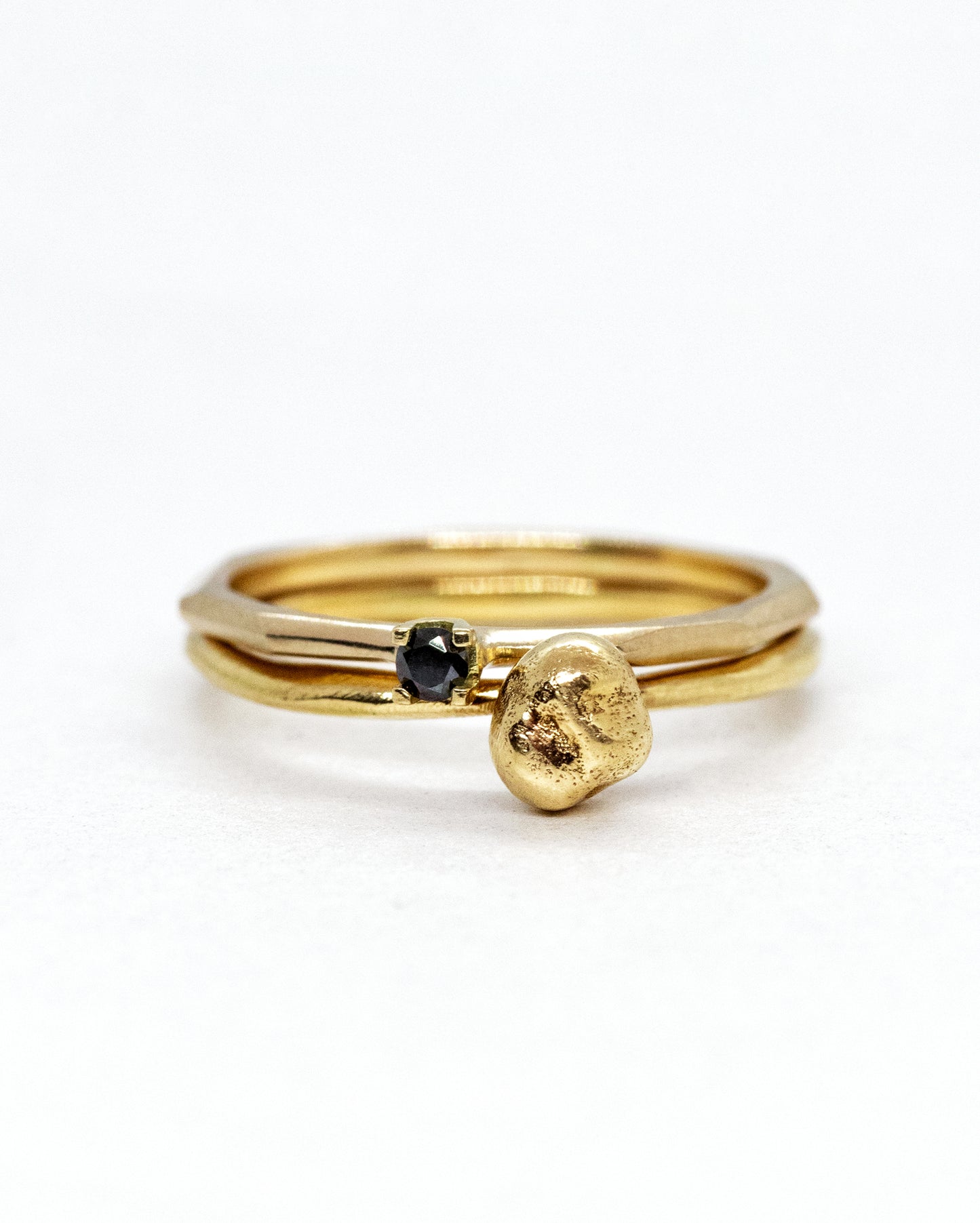 18K Fairmined gouden duo ring met goudkorrel en zwart diamantje