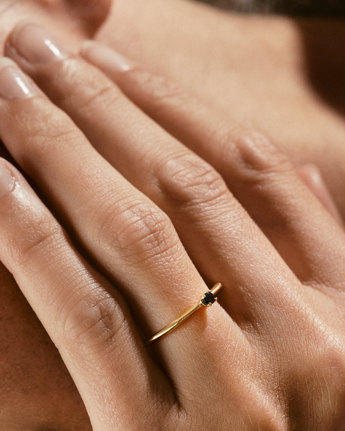 18k fairmined gouden Kaviar ring met klein zwart diamantje