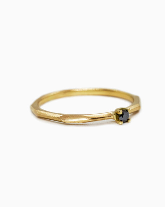 18k fairmined gouden fijne Rock ring met klein zwart diamantje