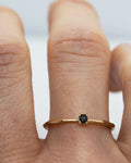 18k fairmined gouden fijne Rock ring met klein zwart diamantje