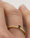18k fairmined ring met klein zwart diamantje