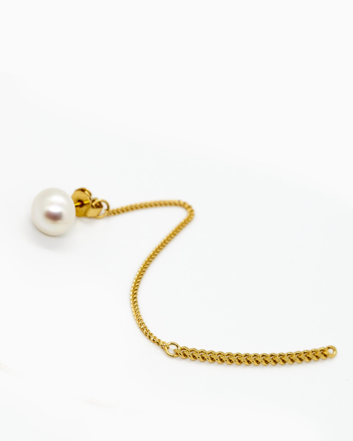 Vergulde mini parel oorhangers Summer Kaviar